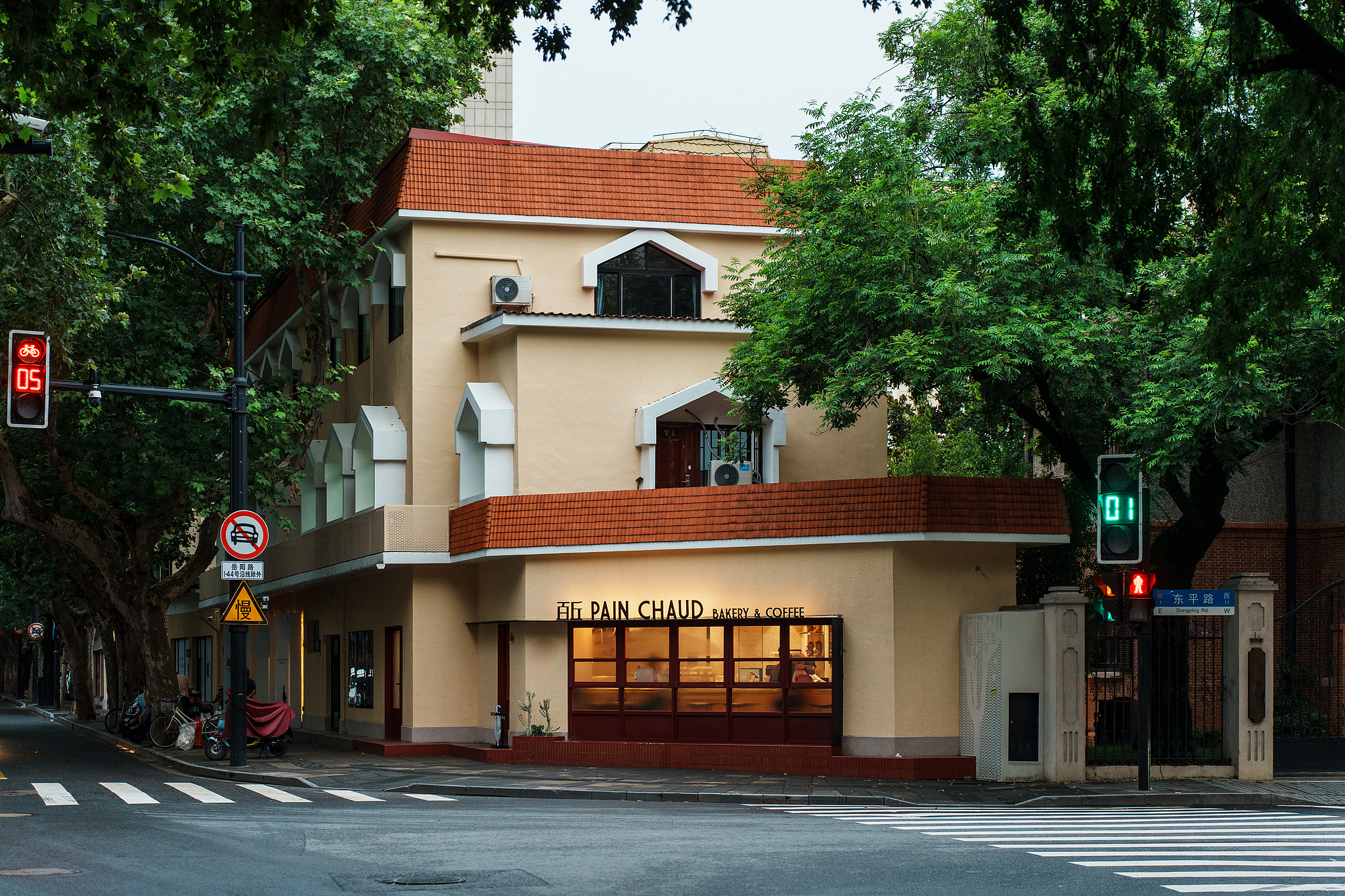Shanghai through cinema: Café culture