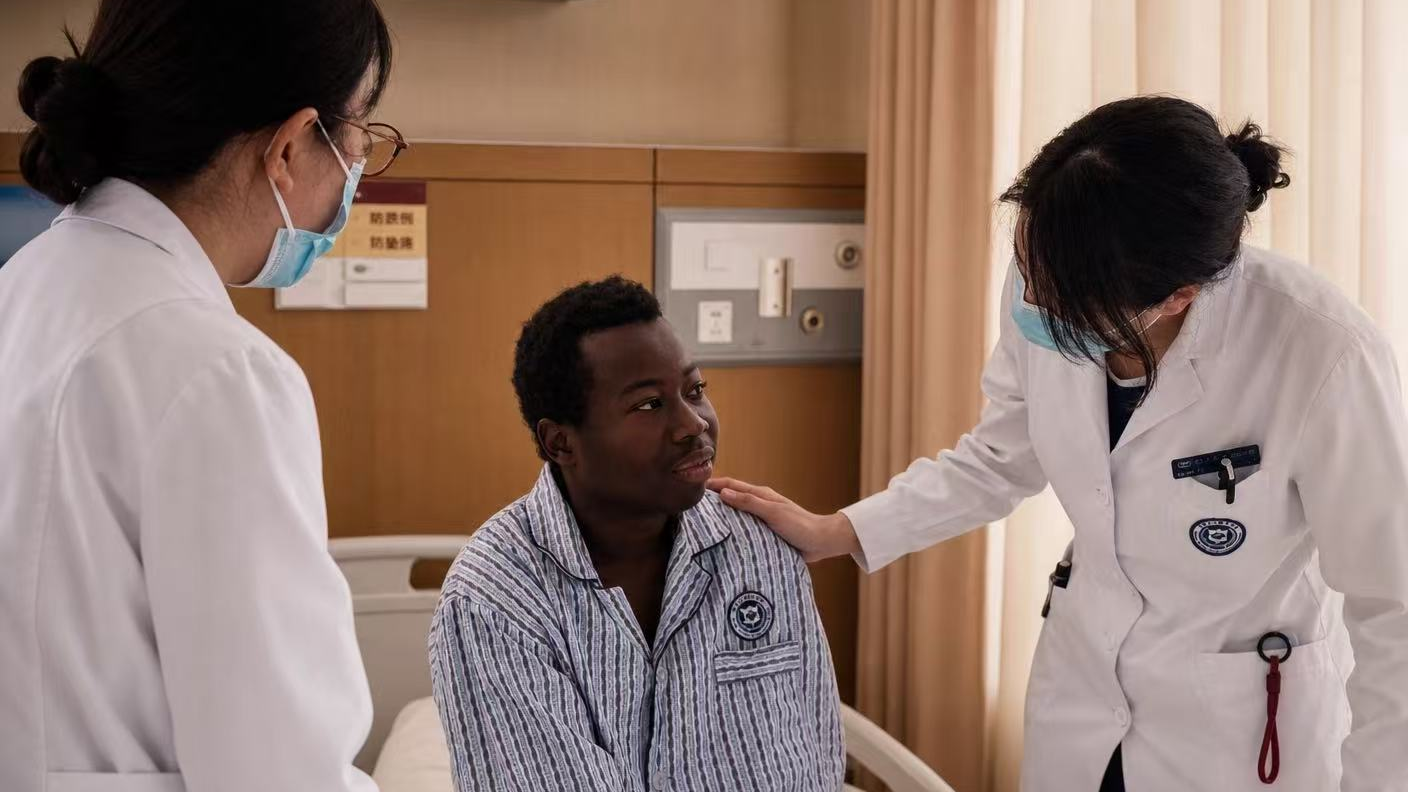 Medical team visits Sadiq Siwoku during morning rounds, April 2026. /Courtesy of Peking University International Hospital