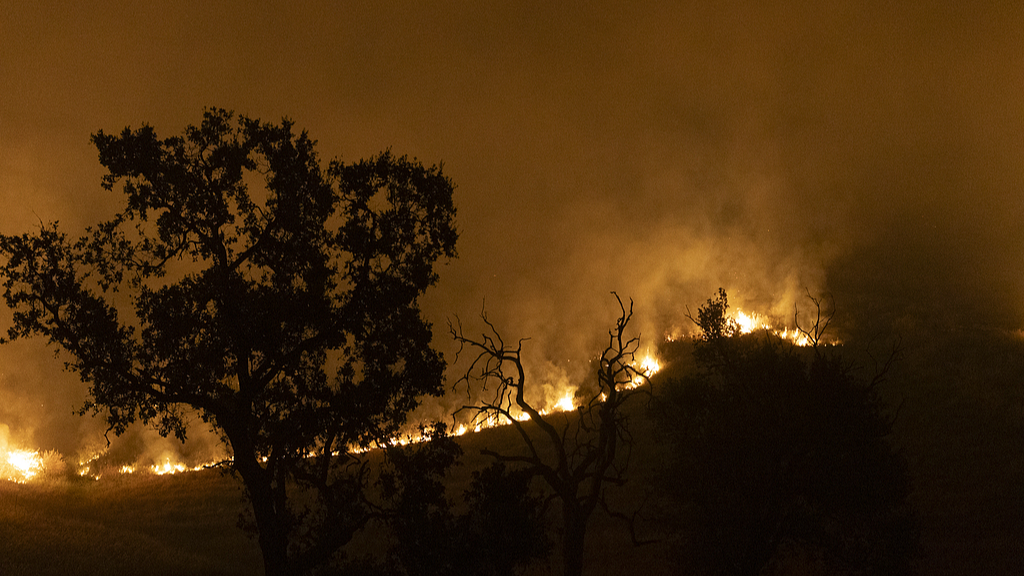Wildfire burns through the night in Simi Valley, California, US, May 19, 2026. /VCG