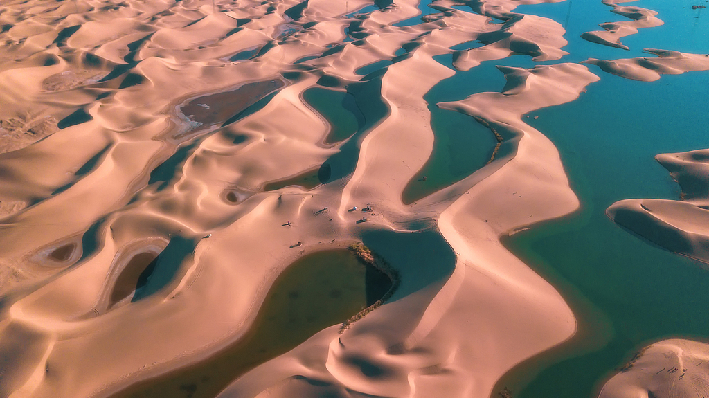 Badain Jaran Desert is seen from above in Inner Mongolia. /VCG