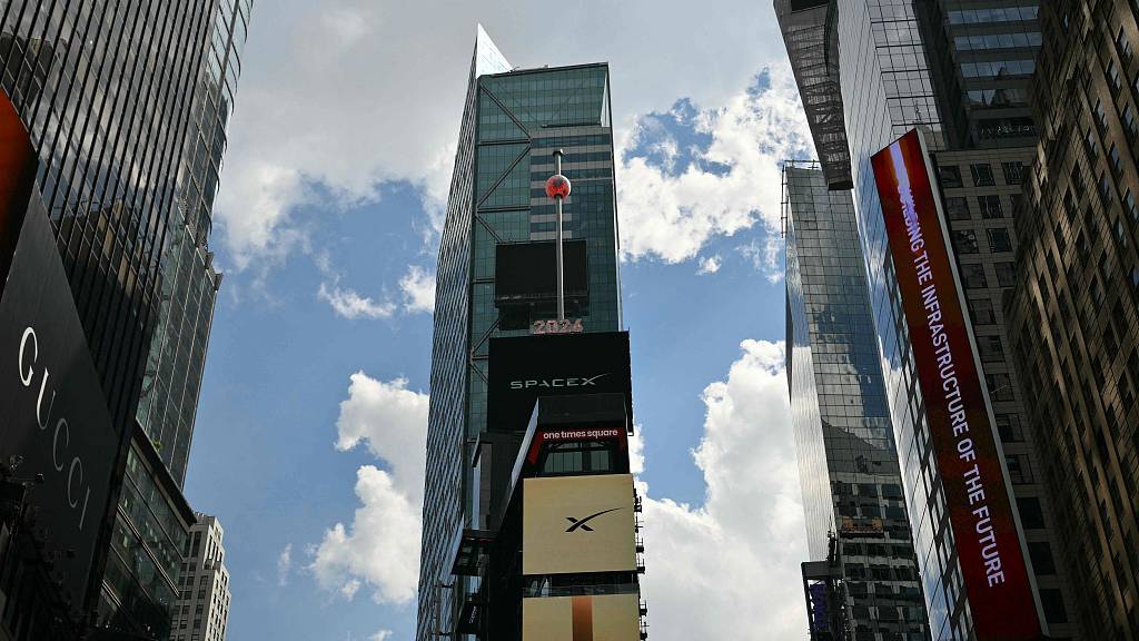 The Times Square crystal ball is raised for SpaceX's IPO in New York, June 12, 2026. /VCG