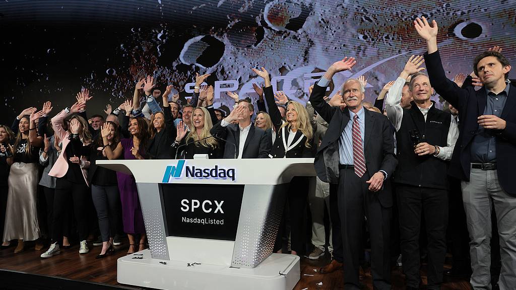 SpaceX company leadership ring the opening bell at the Nasdaq MarketSite at the launch of the company's IPO, Manhattan, New York City, June 12, 2026. /VCG