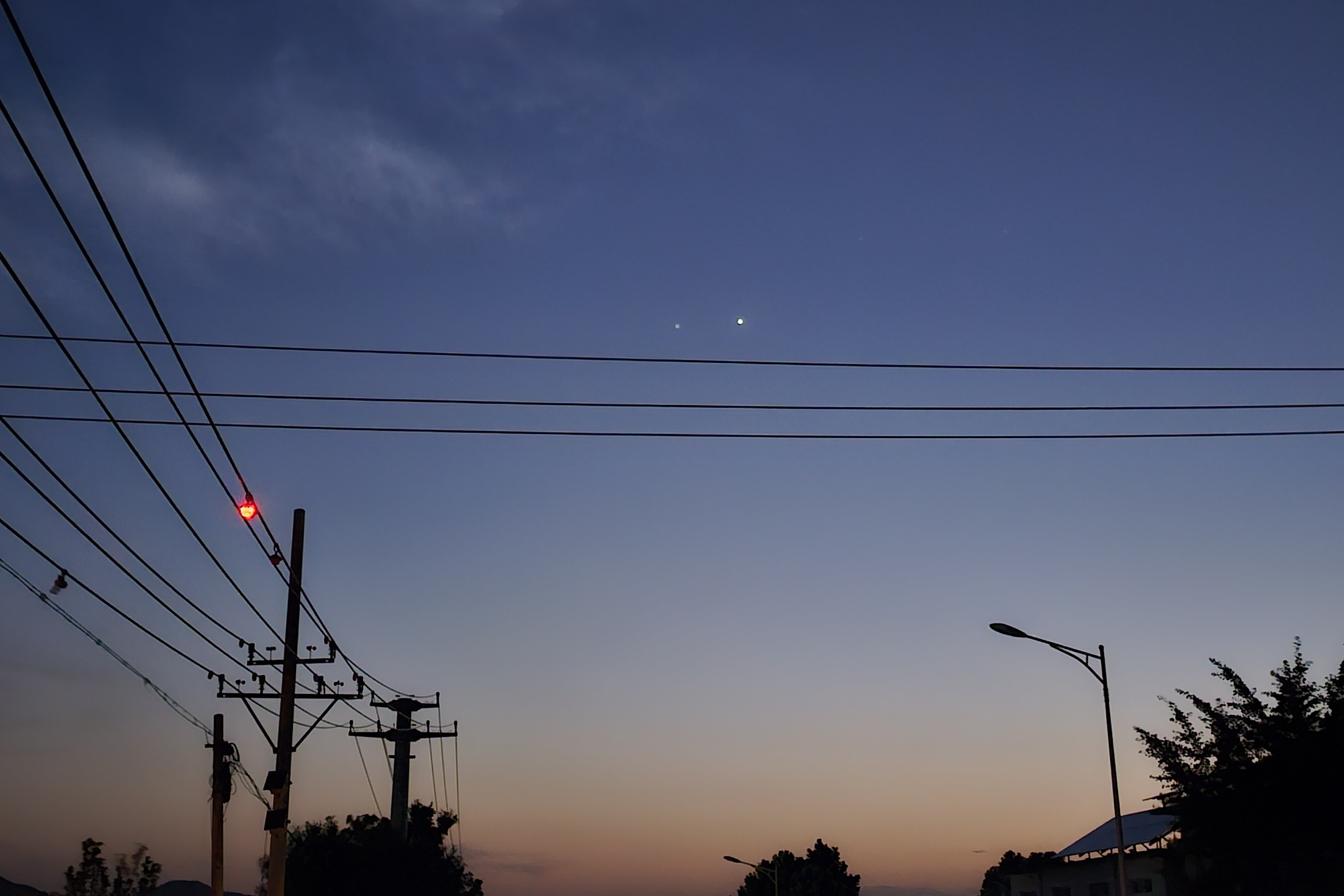 Venus and Jupiter appear close together in the western sky after sunset in Jinan, east China's Shandong Province, June 8, 2026. The two planets can serve as reference points for locating Mercury. /VCG