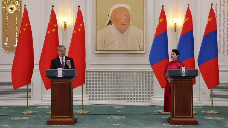 Chinese FM: China stays committed to being good neighbor with Mongolia