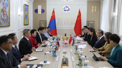Chinese foreign minister holds talks with Mongolian counterpart
