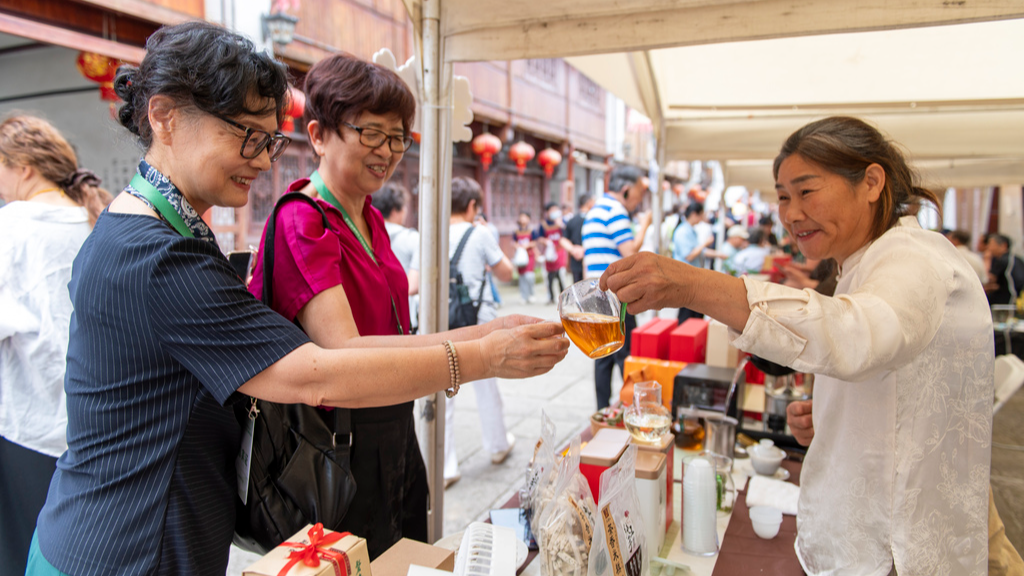 Folk performances draw crowds of tourists to Jinhua in Zhejiang