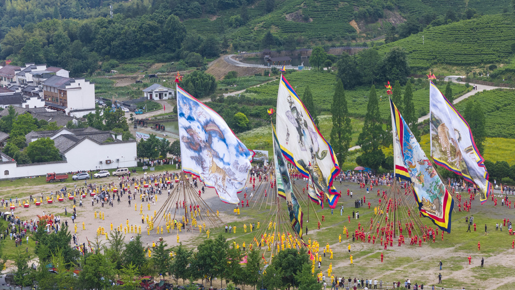A special folk art show featuring items of national intangible cultural heritage is held at the Yushan Ancient Tea Plantation in Pan'an County, Jinhua City, Zhejiang Province, on 13 June 2026. /VCG