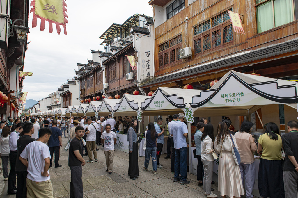 A special folk art show featuring items of national intangible cultural heritage is held at the Yushan Ancient Tea Plantation in Pan'an County, Jinhua City, Zhejiang Province, on 13 June 2026. /VCG
