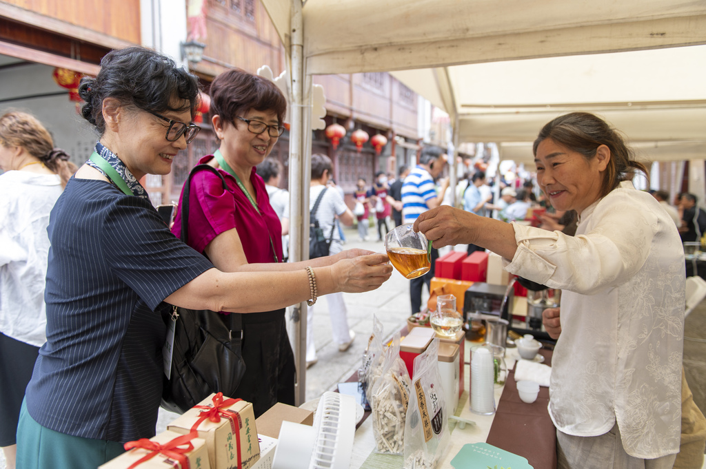 A special folk art show featuring items of national intangible cultural heritage is held at the Yushan Ancient Tea Plantation in Pan'an County, Jinhua City, Zhejiang Province, on 13 June 2026. /VCG