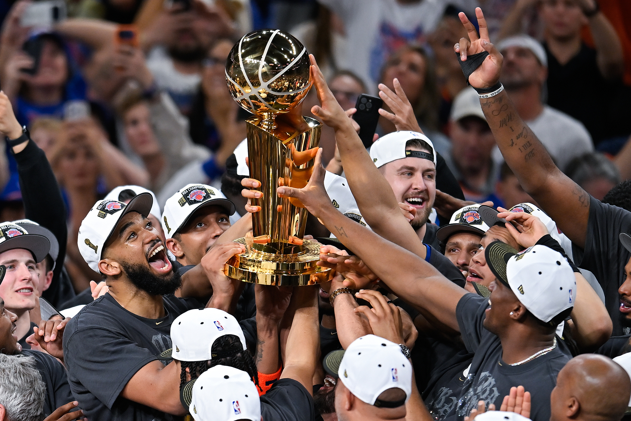 Players of the New York Knicks celebrate after defeating the San Antonio Spurs 94-90 in Game 5 of the NBA Finals and winning the NBA championship at Frost Bank Center in San Antonio, Texas, June 13, 2026. /VCG