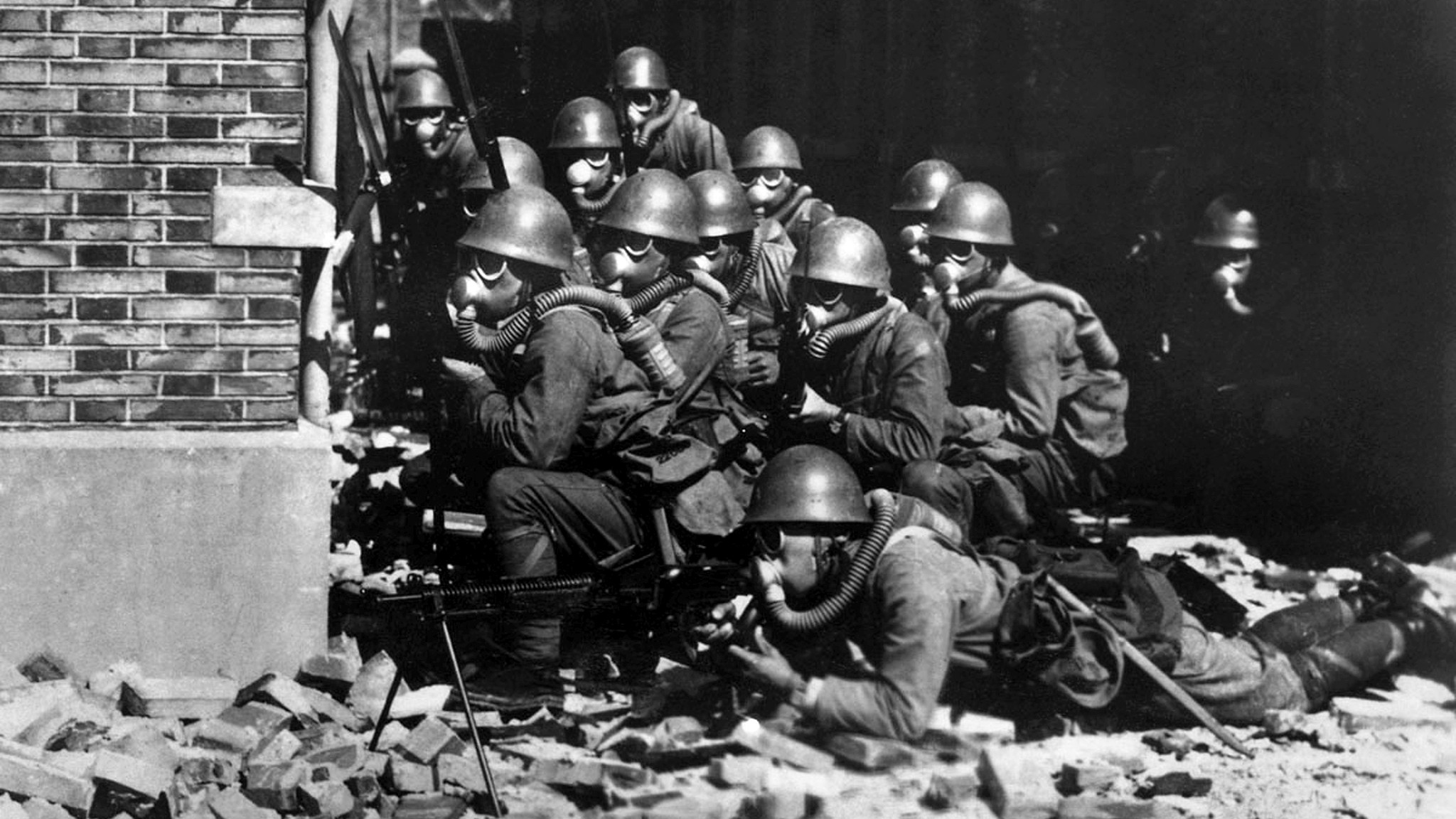 Invading Japanese troops wear gas masks during the Battle of Shanghai in 1937. The Japanese military deployed chemical agents multiple times during their invasion. /CFP
