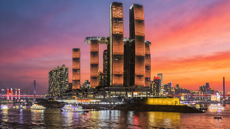 Live: Breathtaking night scenery of Chongqing from Chaotianmen Port