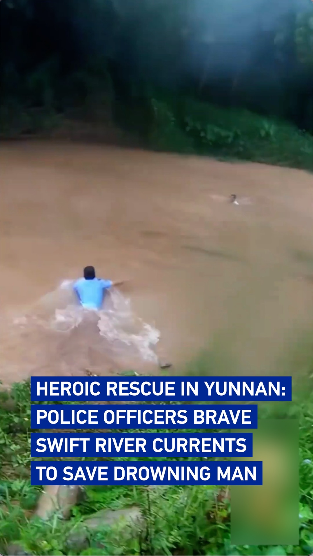 Police officers brave swift currents to save drowning man in Yunnan