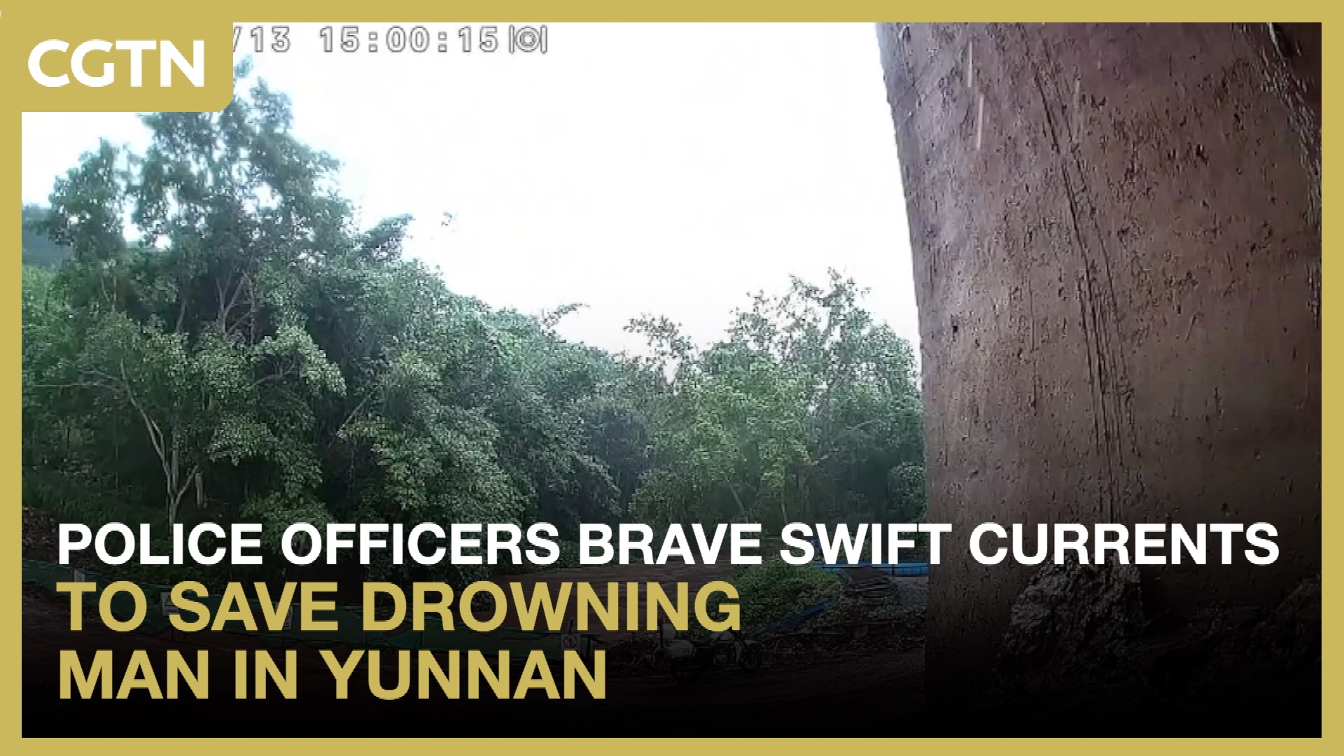 Police officers brave swift currents to save drowning man in Yunnan