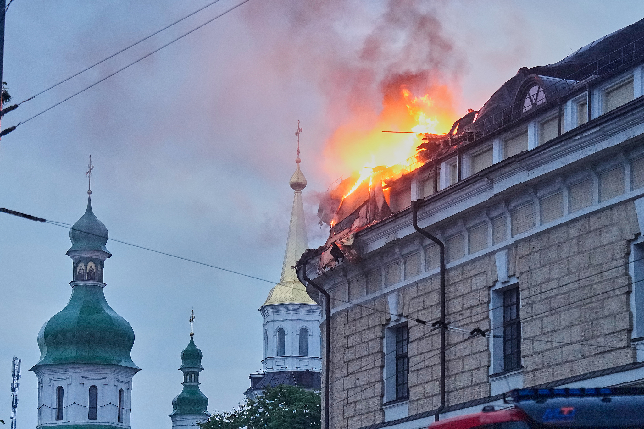 Mystetskyi Arsenal Art Gallery burns opposite the damaged Monastery of the Caves in Kyiv, Ukraine, June 15, 2026. /VCG