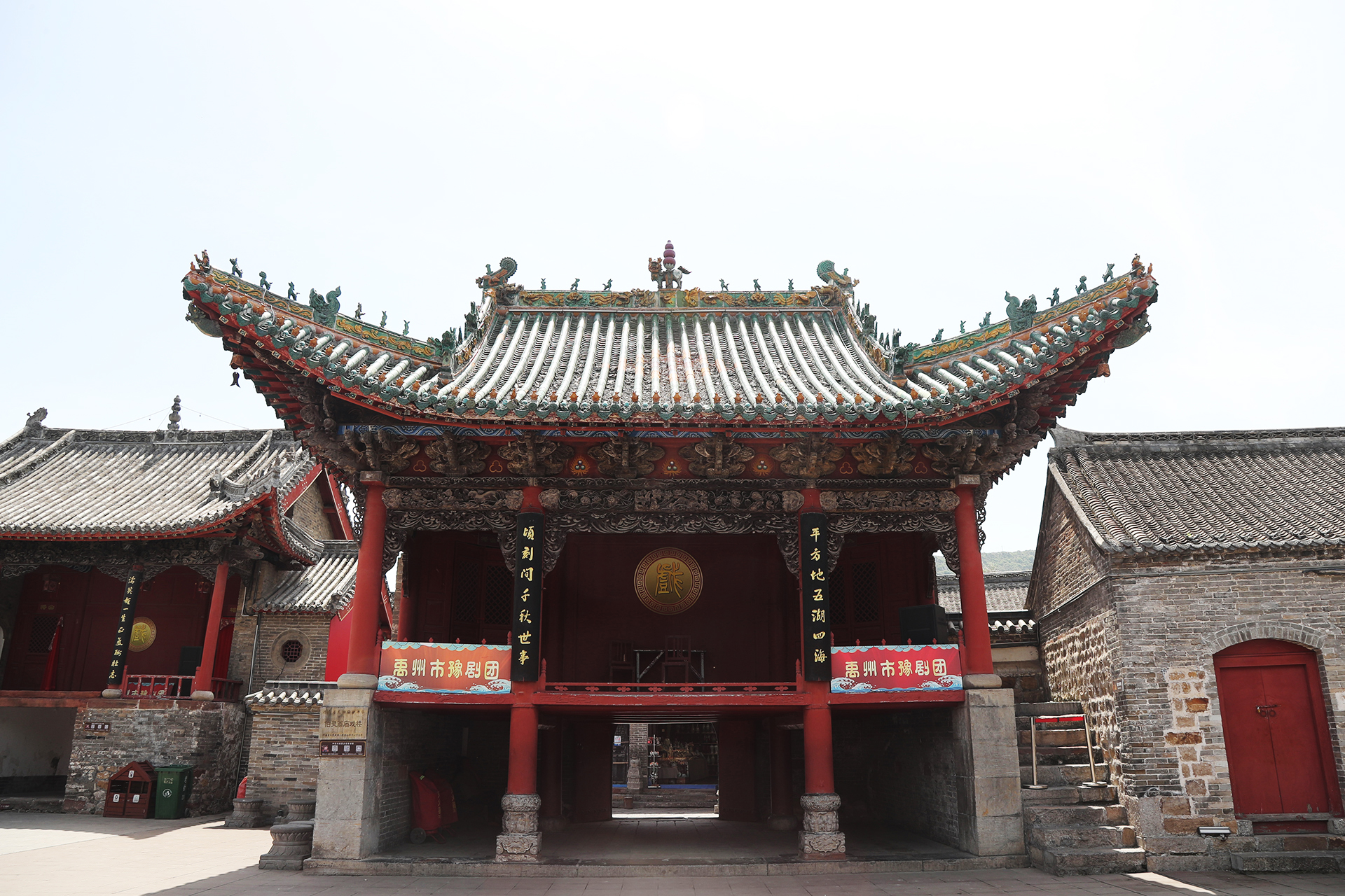 Viewed from inside the temple, the gate of the Bolingweng Temple also serves as an opera tower. /CGTN