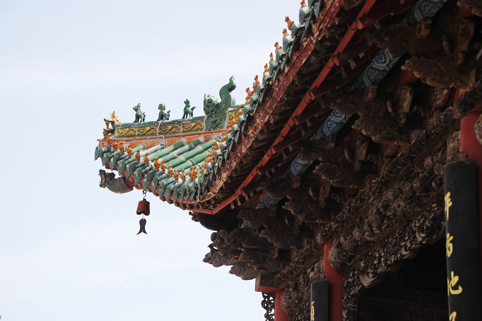 Exquisite wood carvings and colorful painted decorations adorn the opera-tower side of the gate of the Bolingweng Temple at Shenhou Ancient Town in Yuzhou, Henan Province. /CGTN