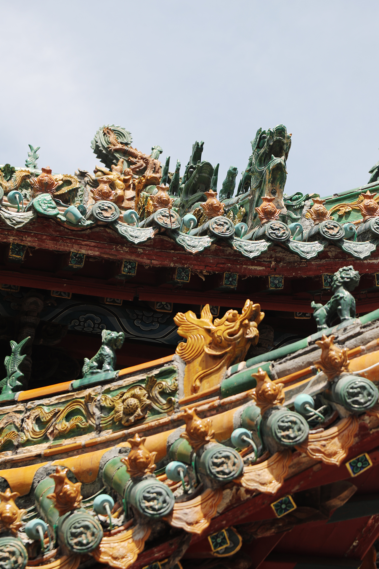 The gate of the Bolingweng Temple at Shenhou Ancient Town in Yuzhou, Henan Province is decorated with glazed tiles. /CGTN