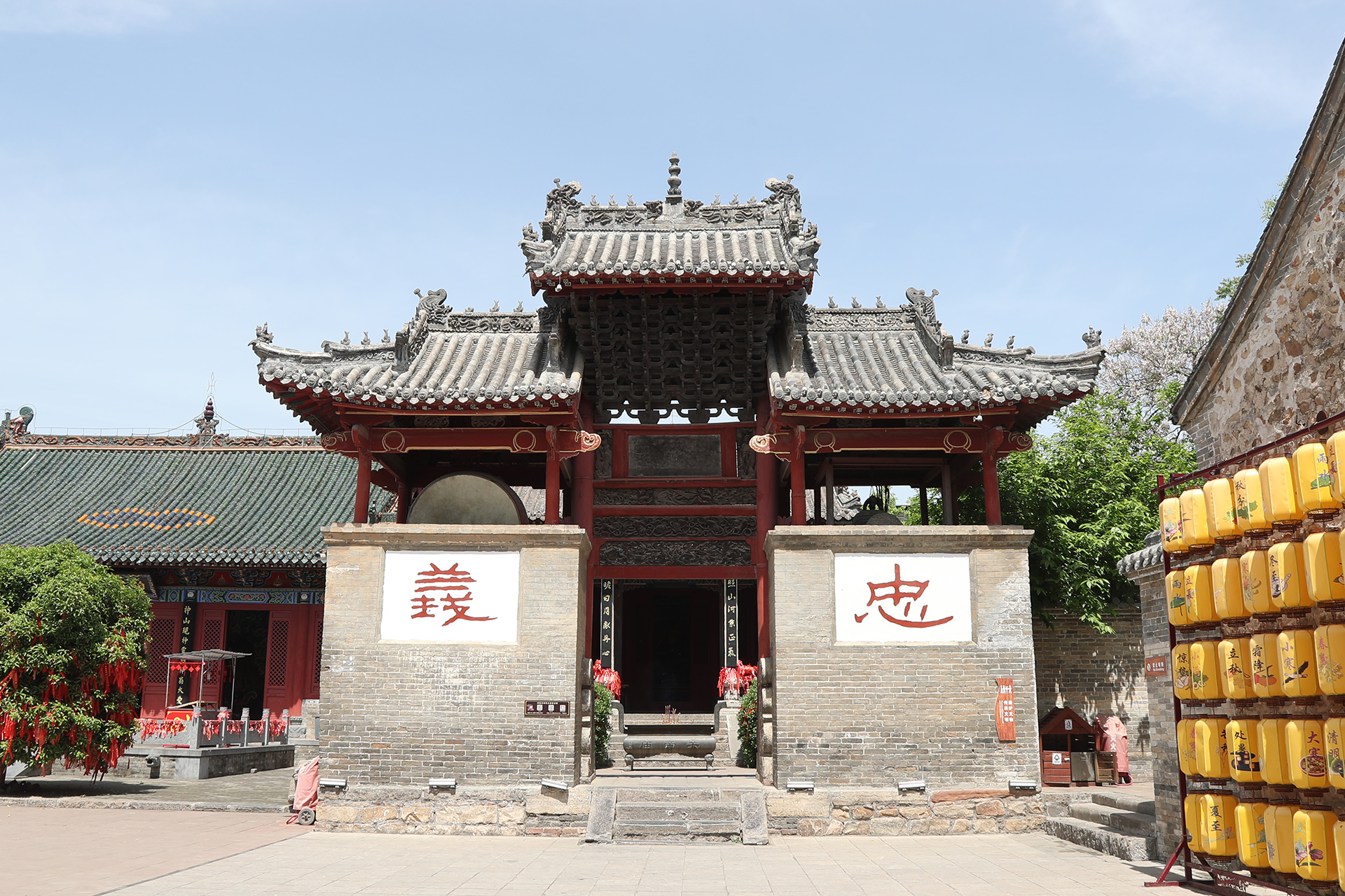 At the Guandi Temple beside the Bolingweng Temple at Shenhou Ancient Town in Yuzhou, Henan Province, the bell tower, drum tower and wooden archway are combined into one structure. The wooden archway is notable for its thirteen-tier dougong bracket system. /CGTN