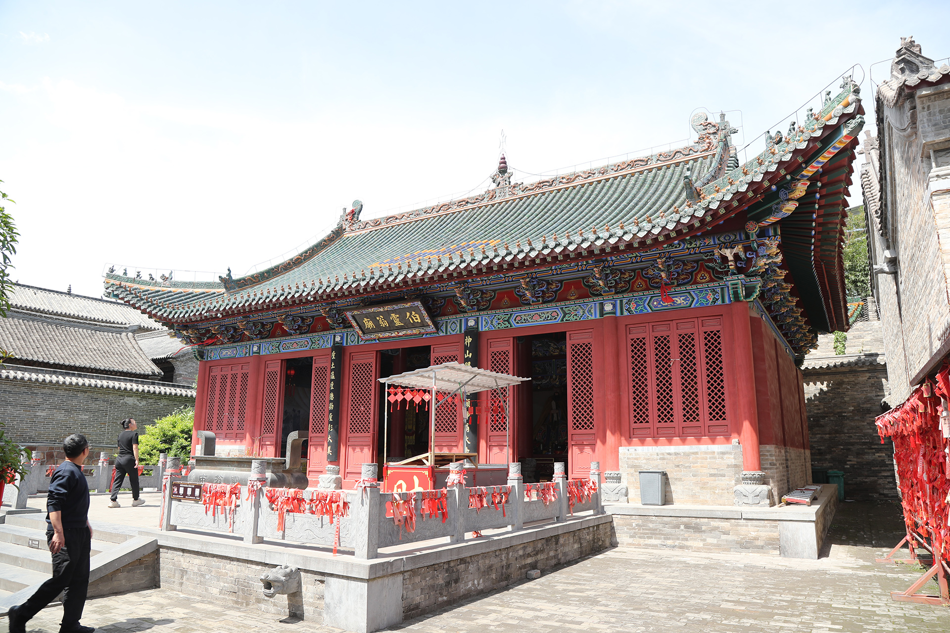 Visitors walk toward the Kiln God Hall in the Bolingweng Temple at Shenhou Ancient Town in Yuzhou, Henan Province. /CGTN