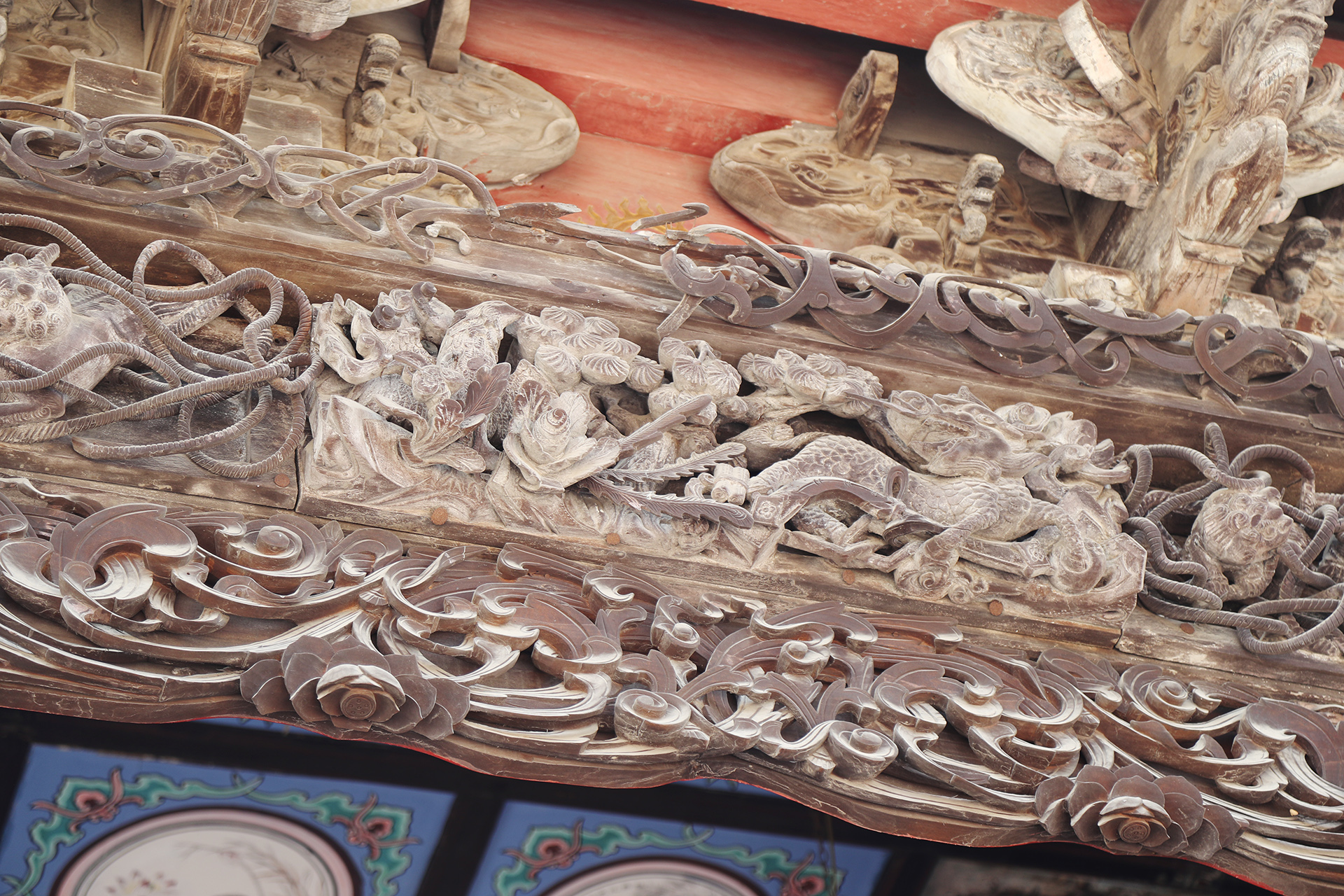 Exquisite wood carvings and colorful painted decorations adorn the opera-tower side of the gate of the Bolingweng Temple at Shenhou Ancient Town in Yuzhou, Henan Province. /CGTN