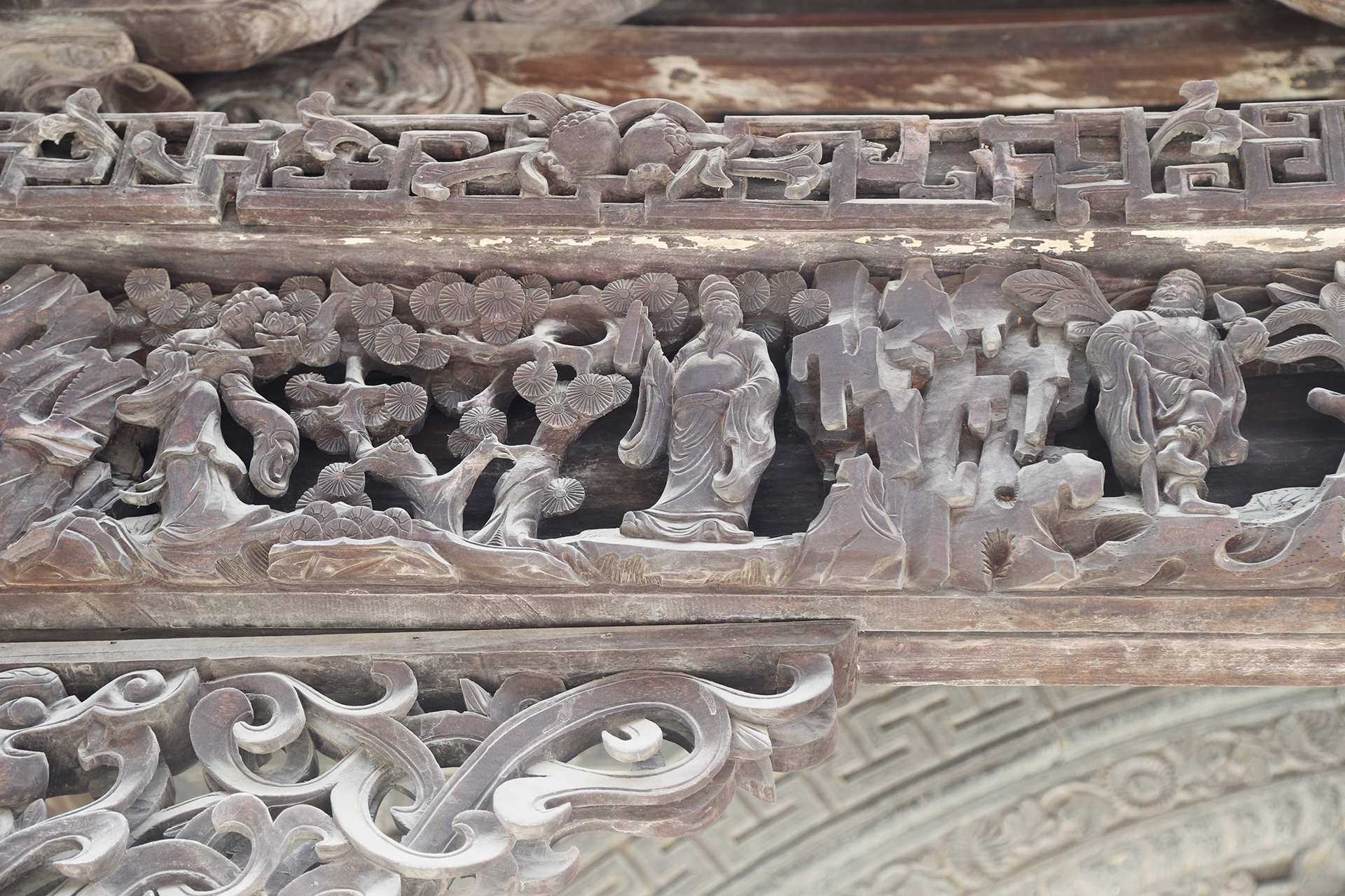 Exquisite wood carvings and stone carvings adorn the front of the gate of the Bolingweng Temple at Shenhou Ancient Town in Yuzhou, Henan Province. /CGTN