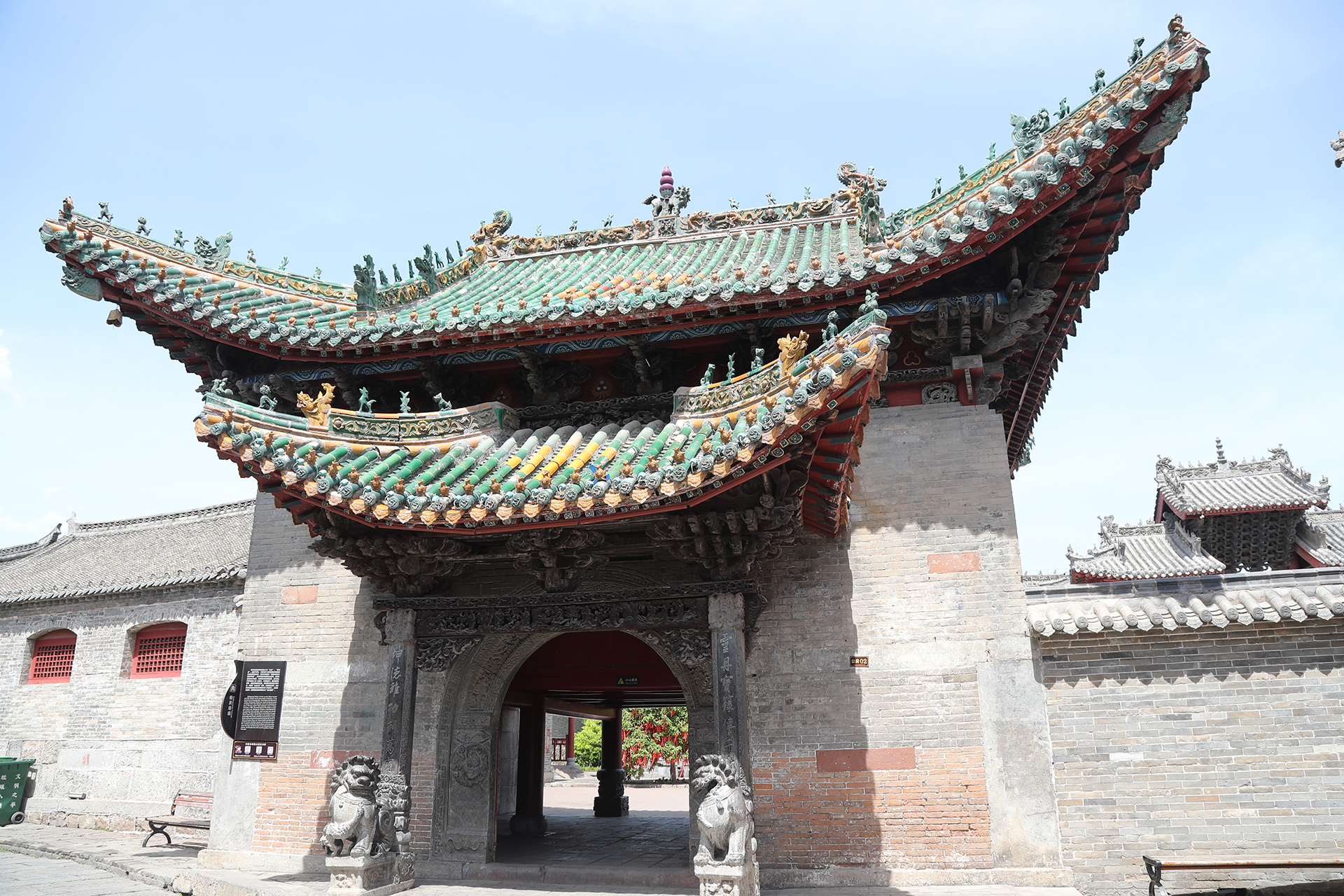 The front of the gate of the Bolingweng Temple is seen at Shenhou Ancient Town in Yuzhou, Henan Province. /CGTN