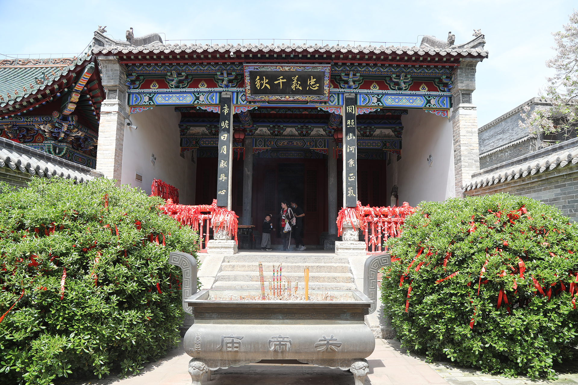People visit the Guandi Temple at Shenhou Ancient Town in Yuzhou, Henan Province. /CGTN