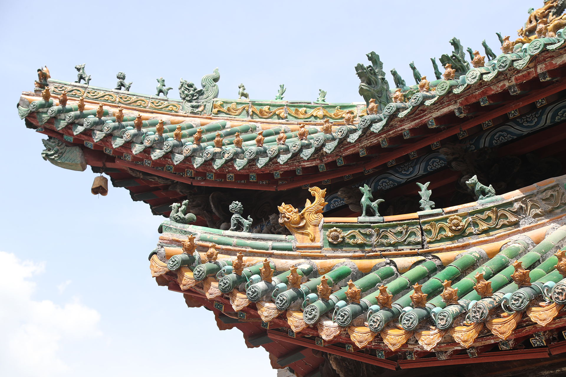 The gate of the Bolingweng Temple at Shenhou Ancient Town in Yuzhou, Henan Province is decorated with glazed tiles. /CGTN
