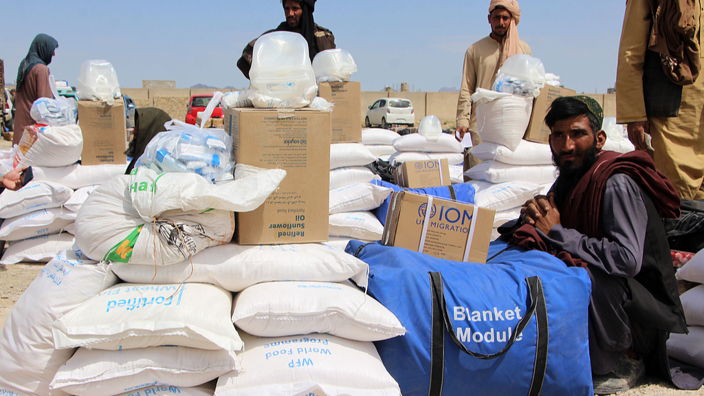 People affected by floods receive relief items donated by UN agencies in Kandahar, Afghanistan, April 13, 2026. /VCG