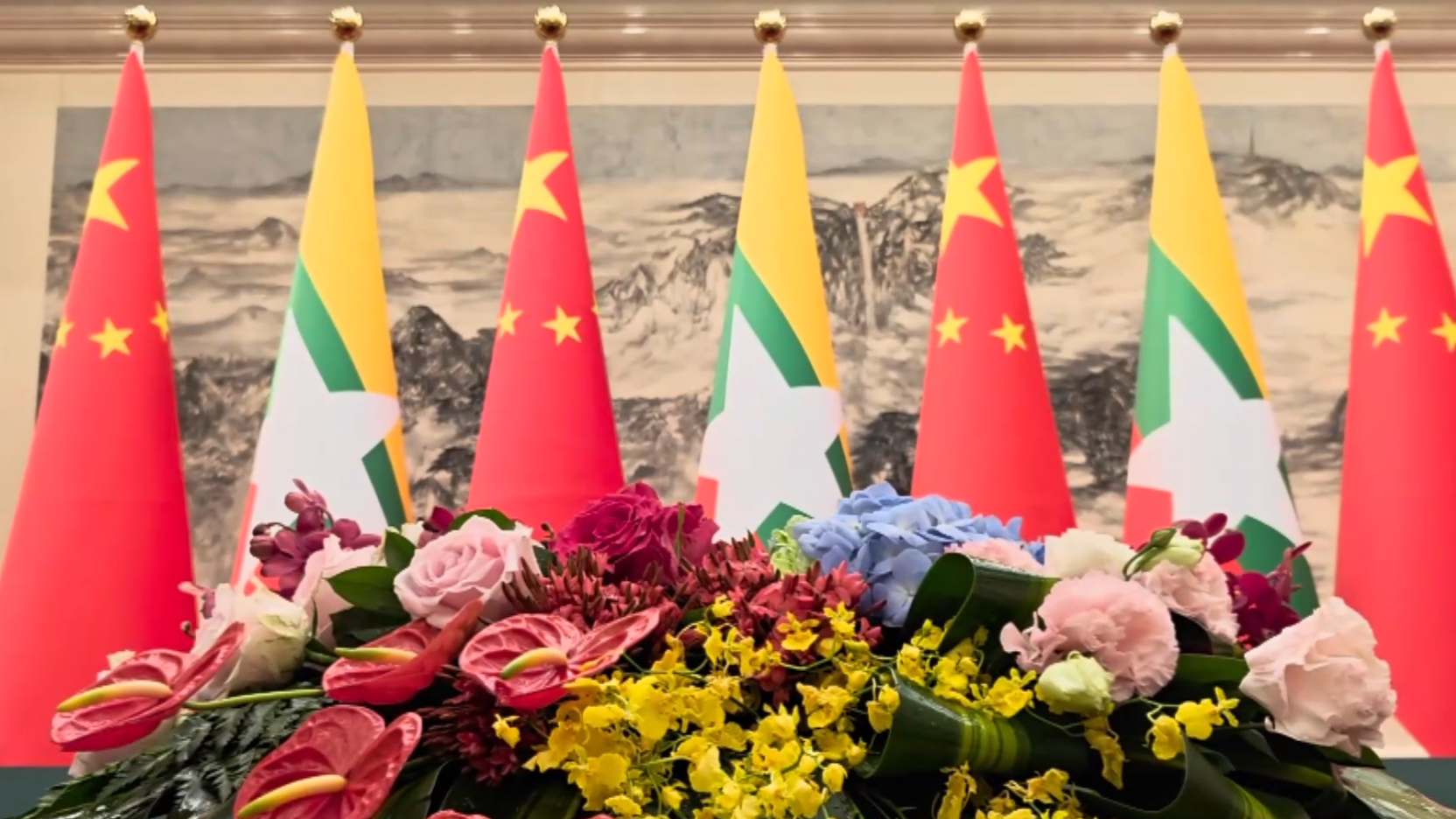 Chinese, Myanmar presidents attend signing of cooperation documents