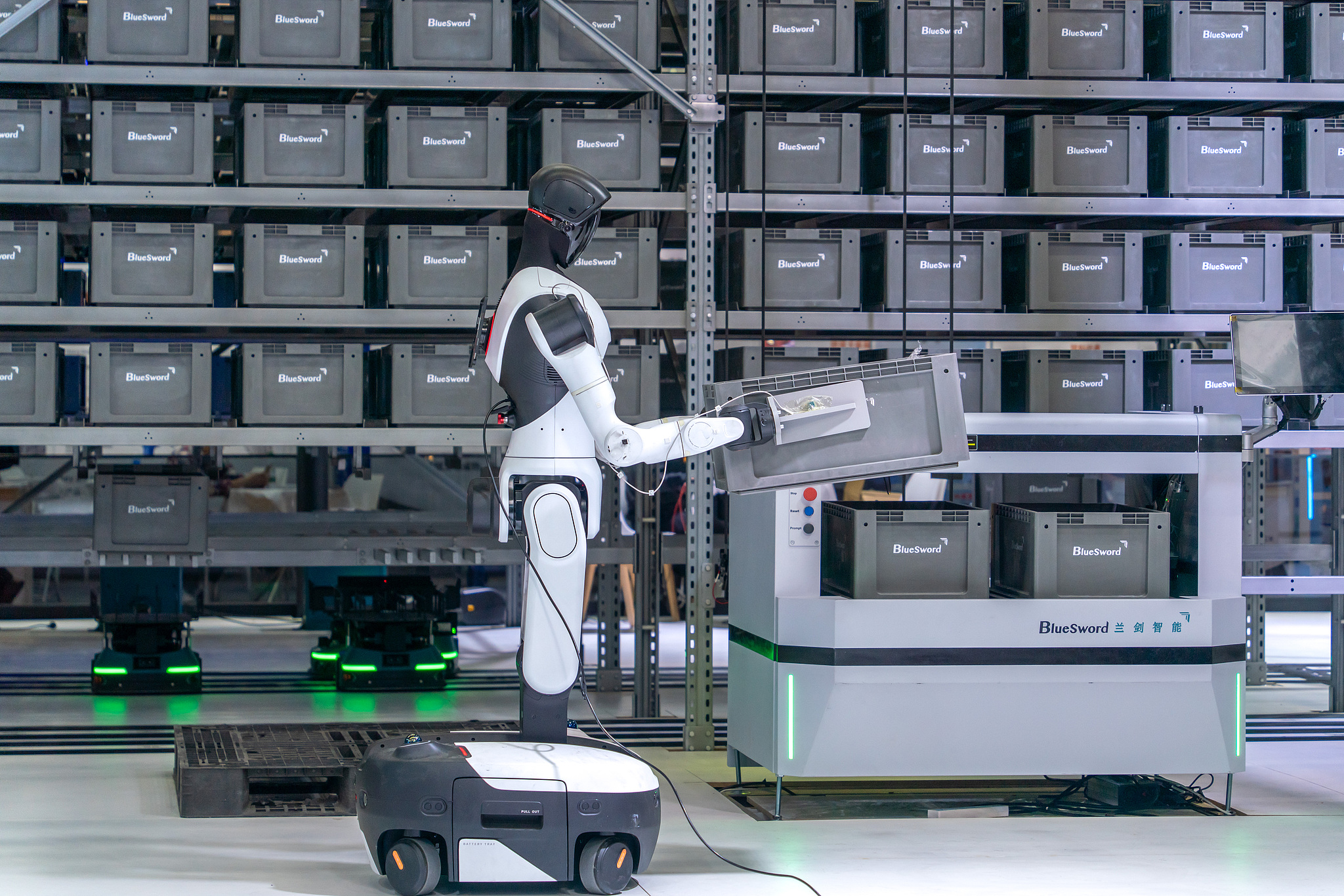 An intelligent humanoid robot demonstrates warehousing and logistics operations at FAIR plus 2026 Robot Industrial Chain Conference in Shenzhen, China, Apr 22, 2026. /VCG