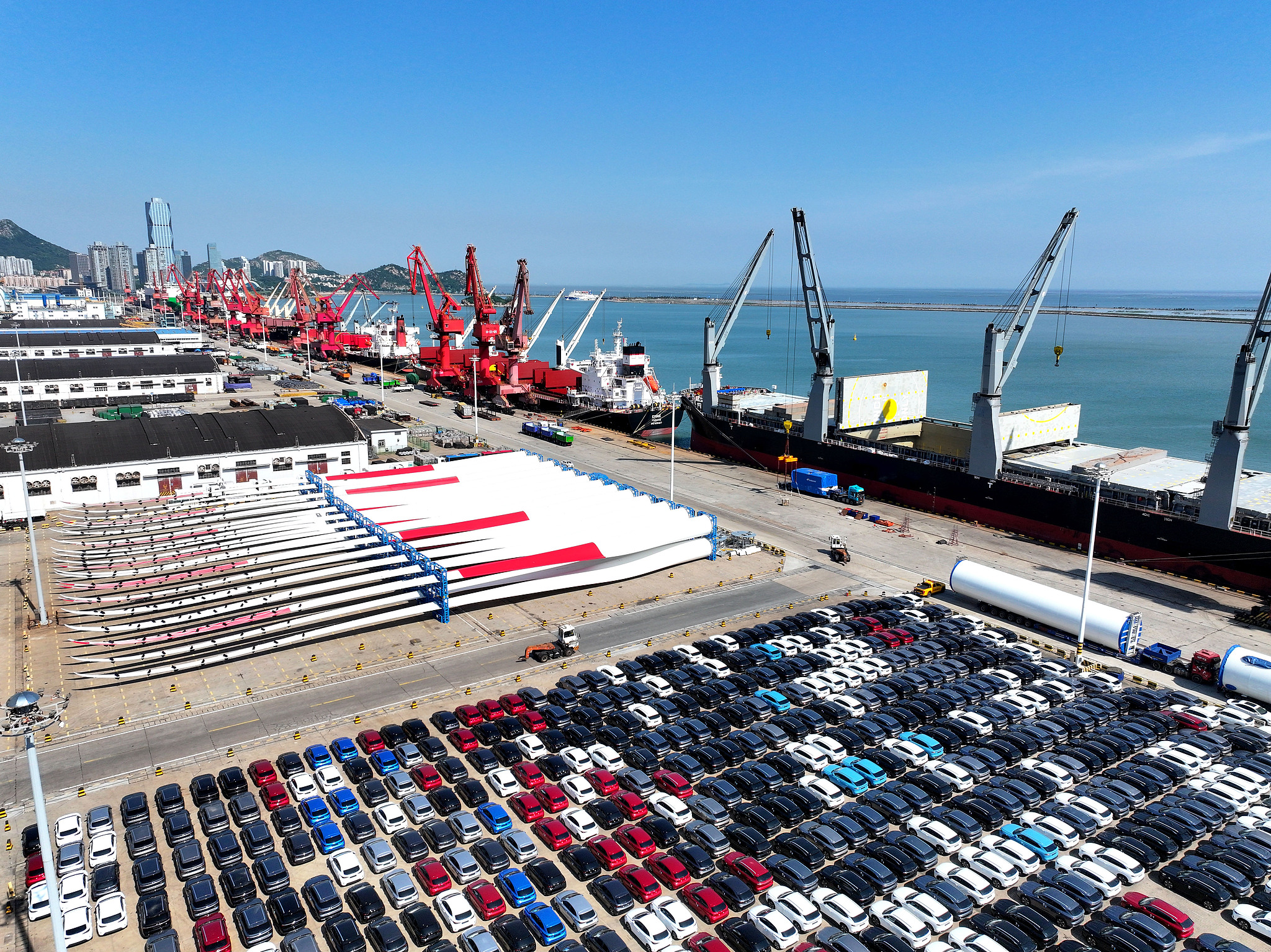 Cars and wind power equipment waiting for export in Lianyungang, Jiangsu Province, China, May 31, 2026. /VCG