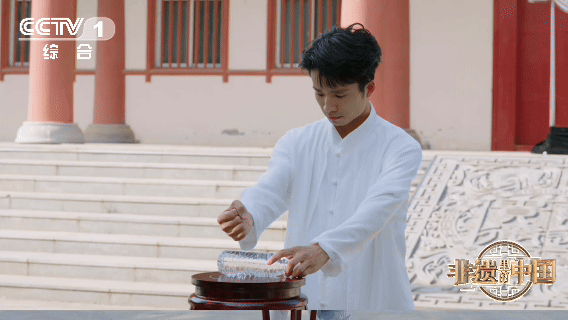 A Tai Chi master demonstrates how force can be generated from the body's core by shattering a water-filled plastic bottle with his hand. /CMG