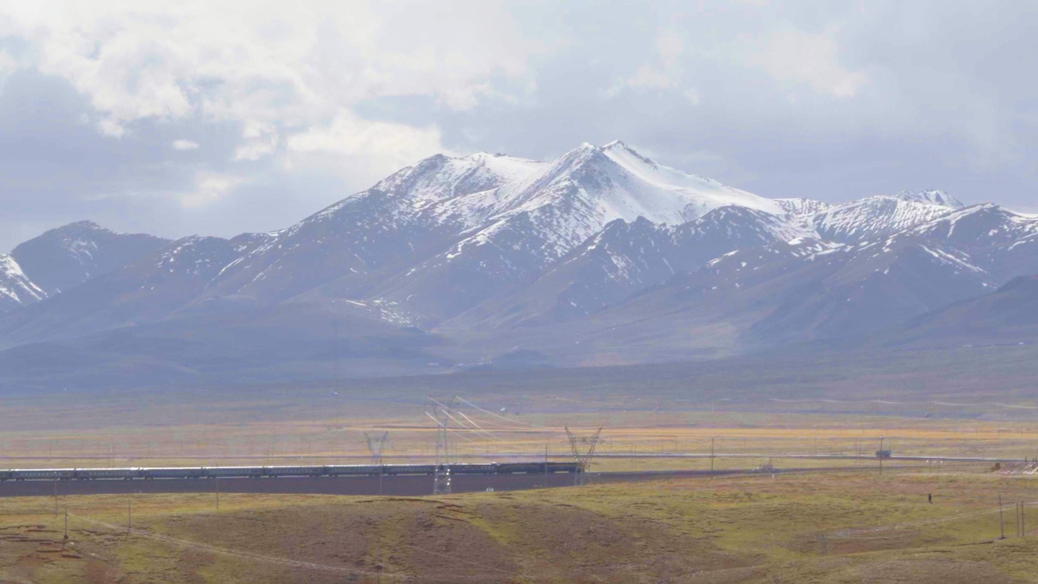 A train travels through Amdo County along the Qinghai-Xizang Railway on May 25, 2026. Tu Ting/CGTN