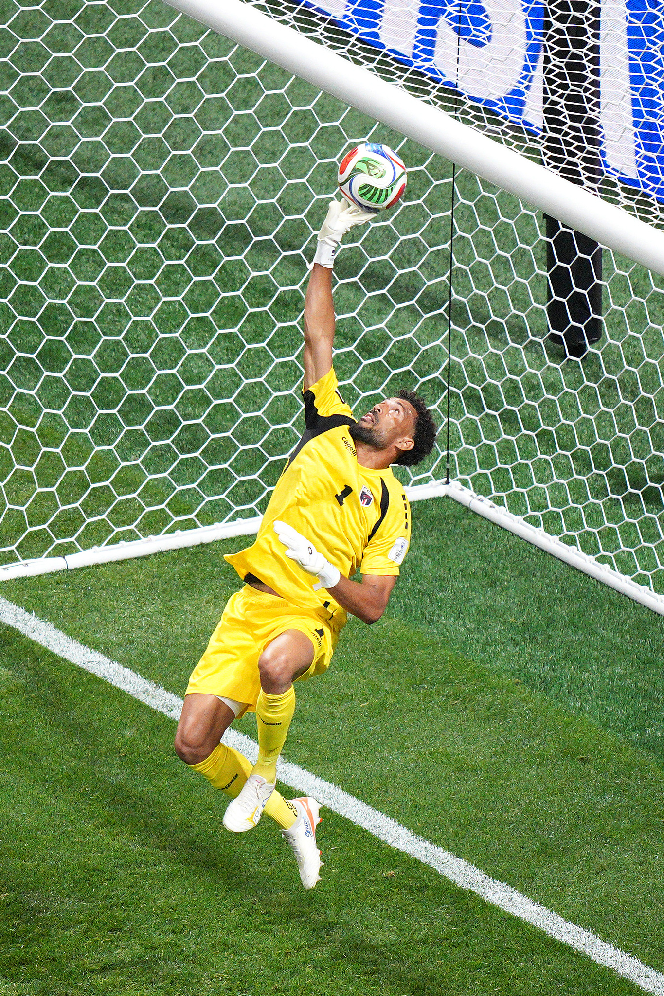 Cabo Verde goalkeeper Vozinha touches the ball over the bar during the World Cup Group H soccer match between Spain and Cabo Verde in Atlanta, June 15, 2026. (VCG)