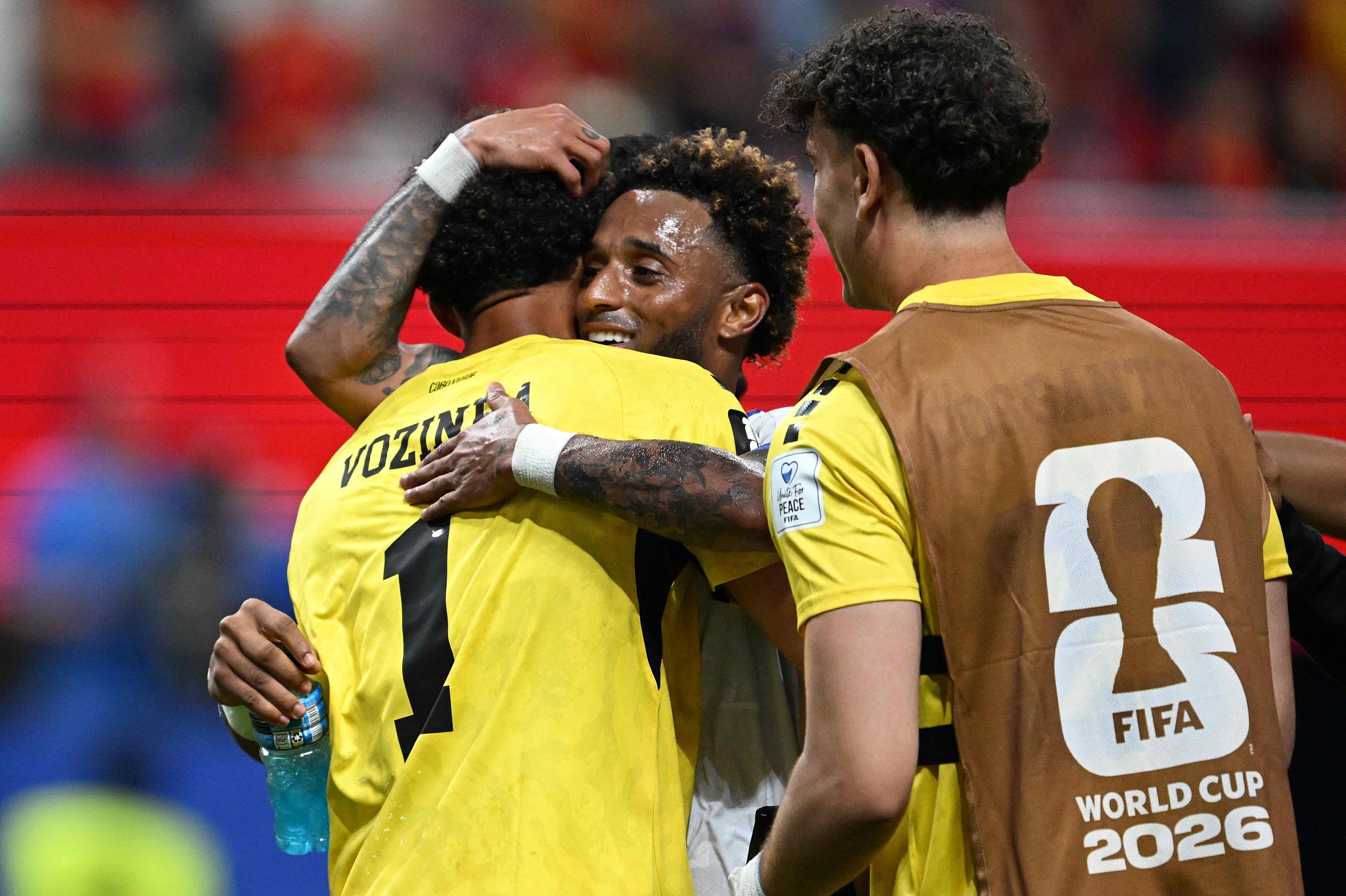 Cabo Verde's goalkeeper Vozinha (L) is congratulated by staff and teammates for his clean sheet at the end of the 2026 World Cup Group H football match between Spain and Cabo Verde at the Atlanta Stadium in Atlanta, June 15, 2026. (VCG)