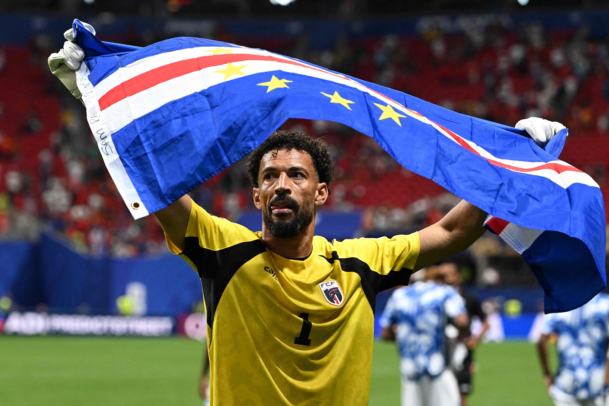 Cabo Verde's goalkeeper Vozinha celebrates with his national flag at the end of the 2026 World Cup Group H football match between Spain and Cabo Verde at the Atlanta Stadium in Atlanta, June 15, 2026. (VCG)