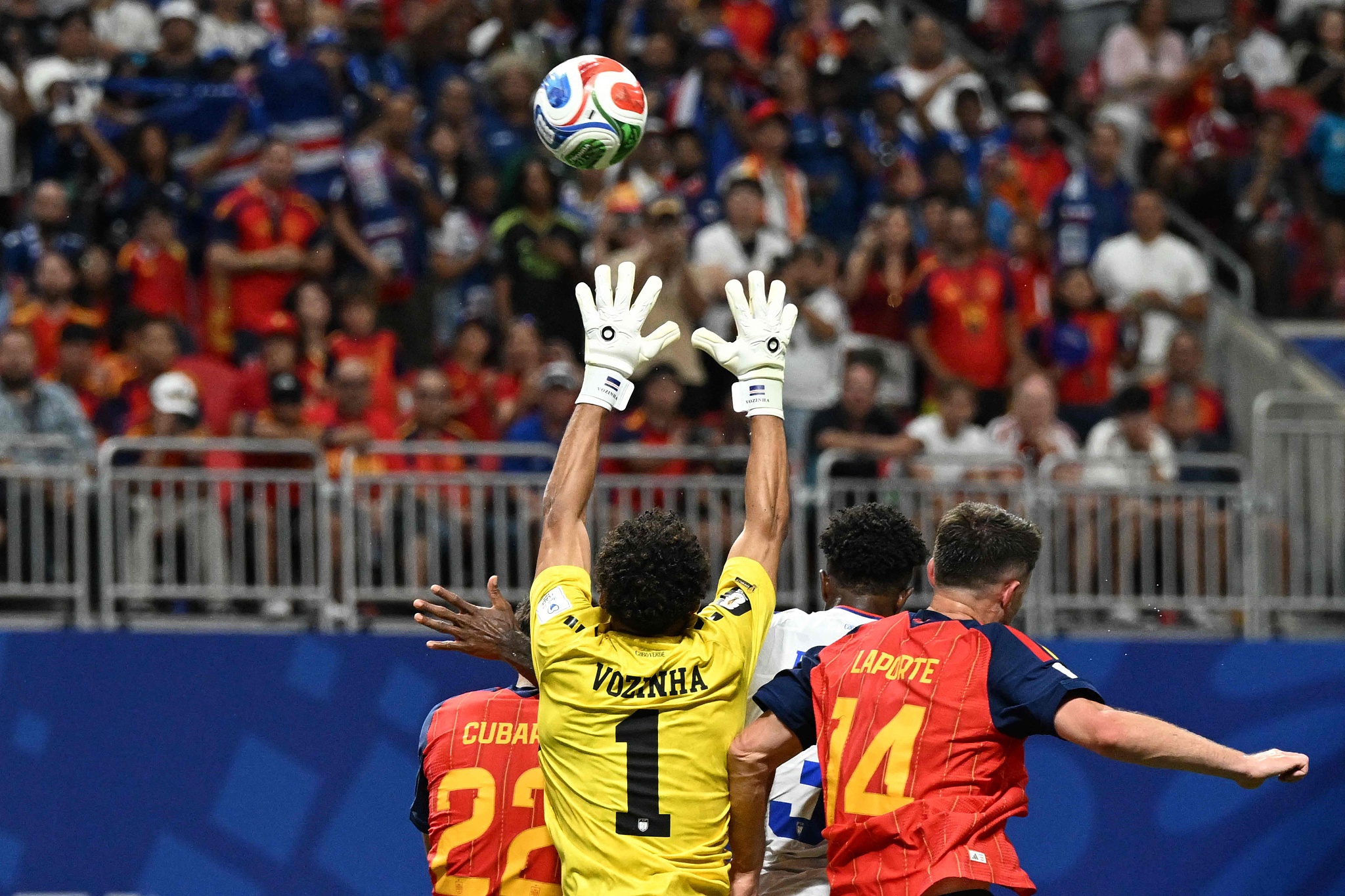 Cabo Verde's goalkeeper Vozinha (C) jumps to catch the ball in front of Spanish defender Aymeric Laporte (R) during the 2026 World Cup Group H football match between Spain and Cabo Verde at the Atlanta Stadium in Atlanta, June 15, 2026. (VCG)