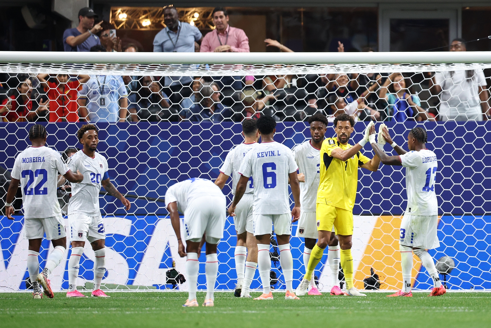 Vozinha of Cabo Verde is congratulated by his teammates during the FIFA World Cup Group H match between Spain and Cabo Verde at the Atlanta Stadium in Atlanta, June 15, 2026. (VCG)