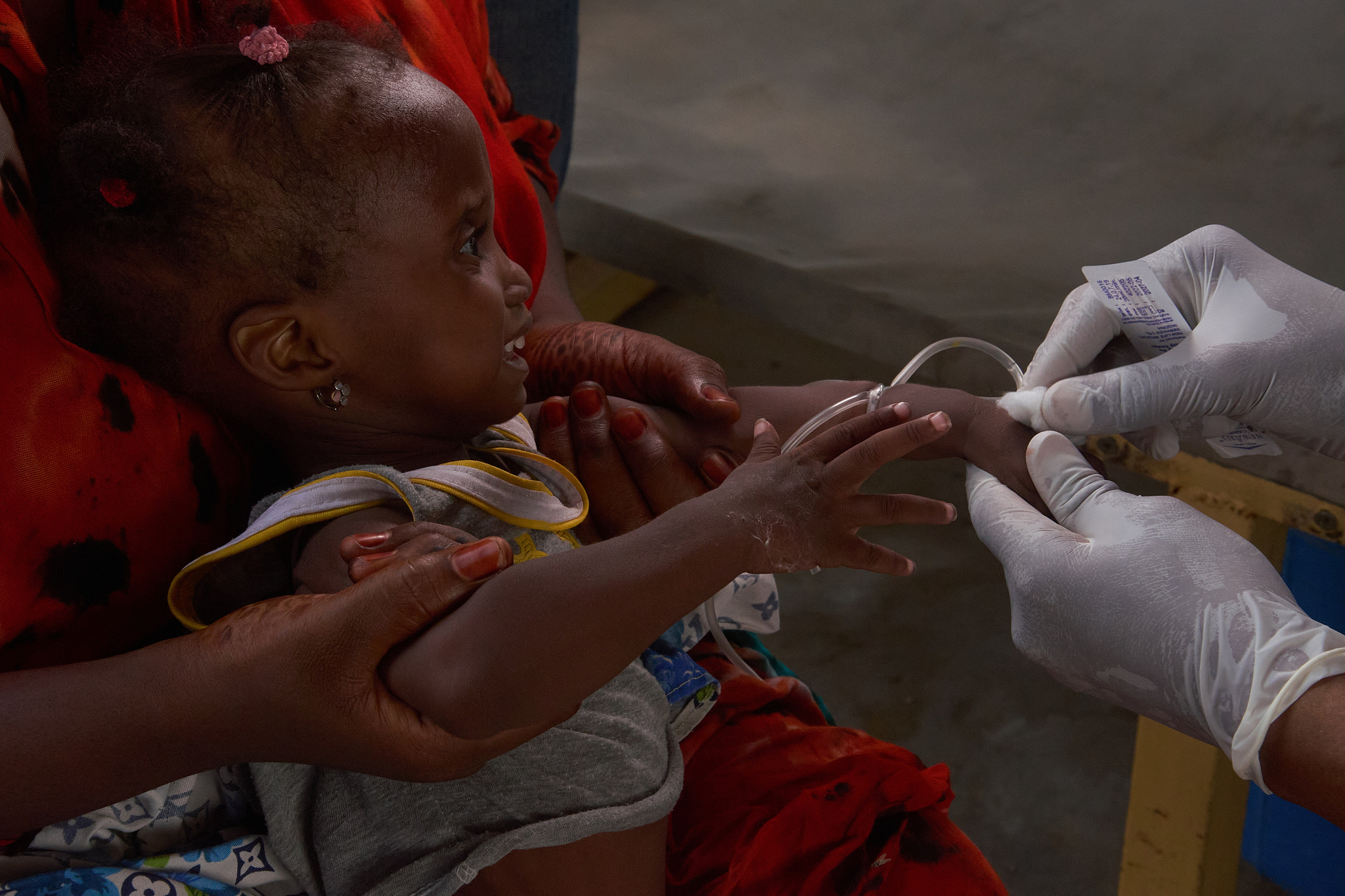A child suffering from cholera has a blood sample taken, Nigeria, June 8, 2026. /VCG
