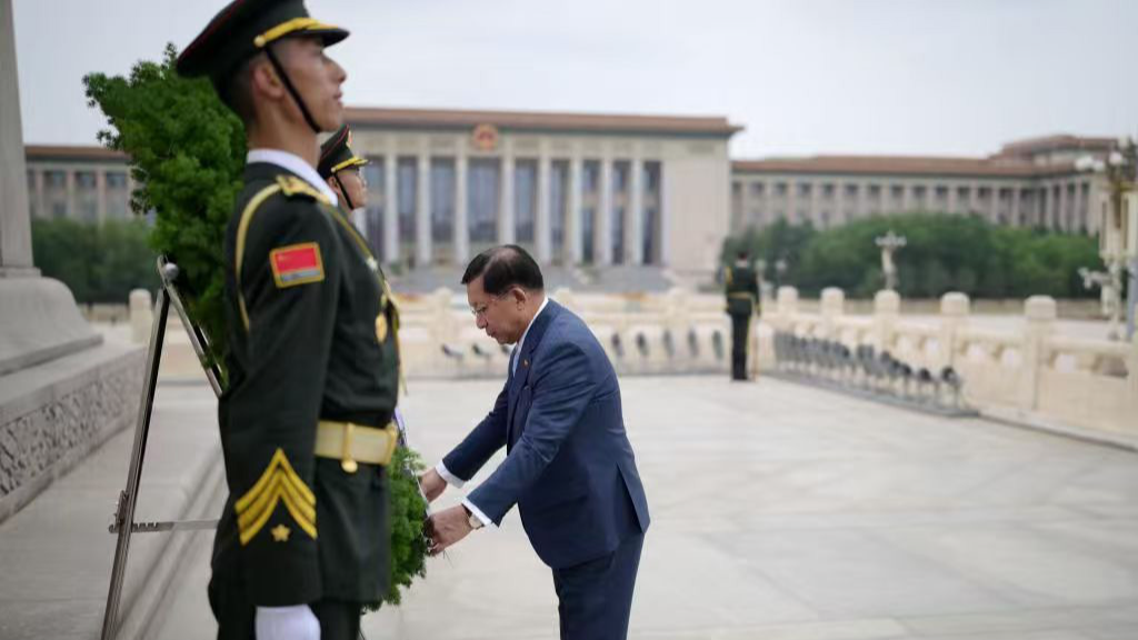 Myanmar's president lays wreath at Monument to People's Heroes