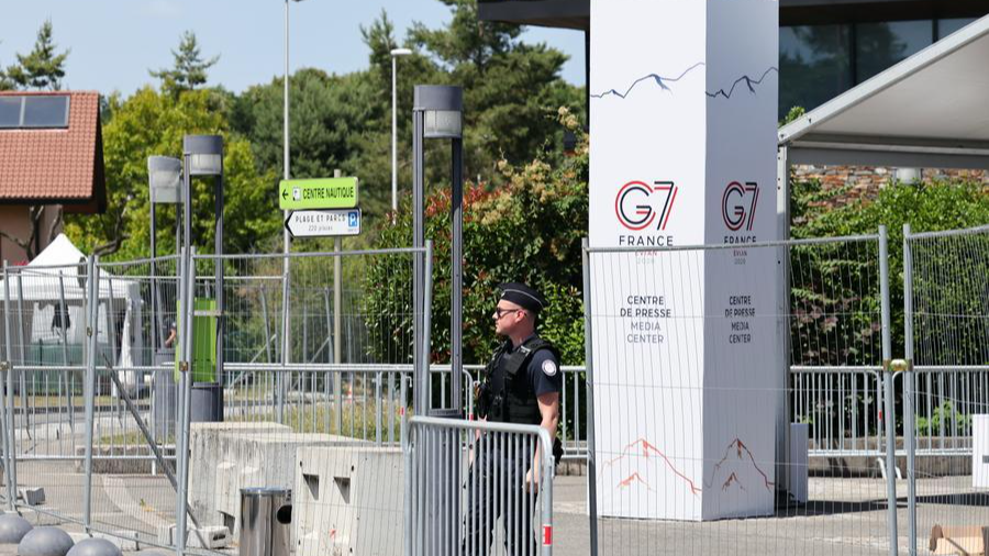 A security member on guard near the International Media Centre in Publier, France, as the G7 Summit kicks off, June 15, 2026. /Xinhua