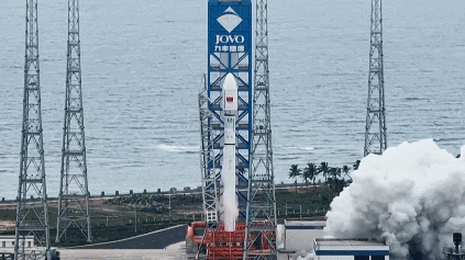 A Long March-12 rocket, carrying the 22nd group of low-Earth orbit internet satellites, lifts off from the Hainan commercial spacecraft launch site, Hainan, China, June 17, 2026. /CMG