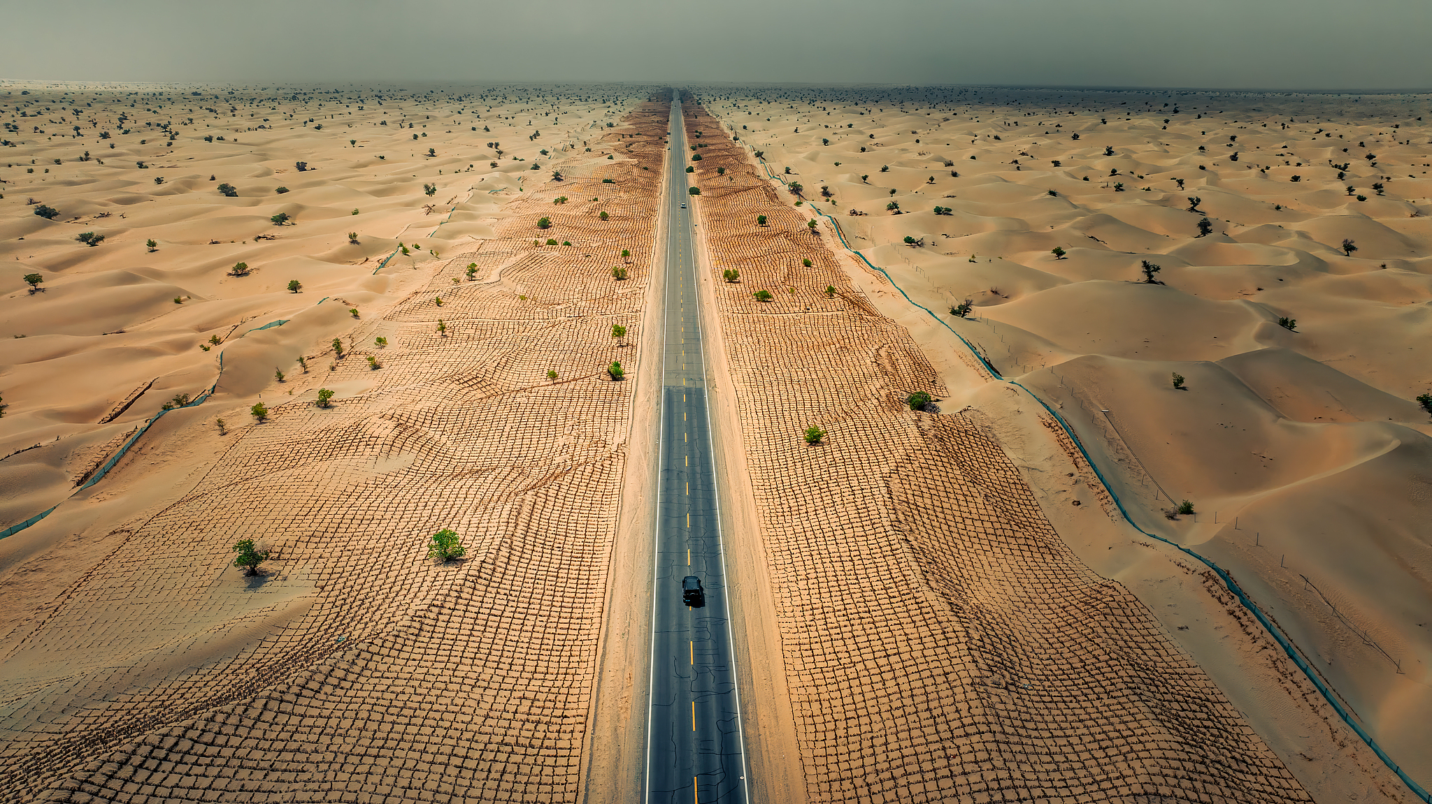 The edge-locking project encircling the Taklimakan Desert in Hotan Prefecture, Xinjiang Uygur Autonomous Region, northwest China, June 16, 2024. /VCG