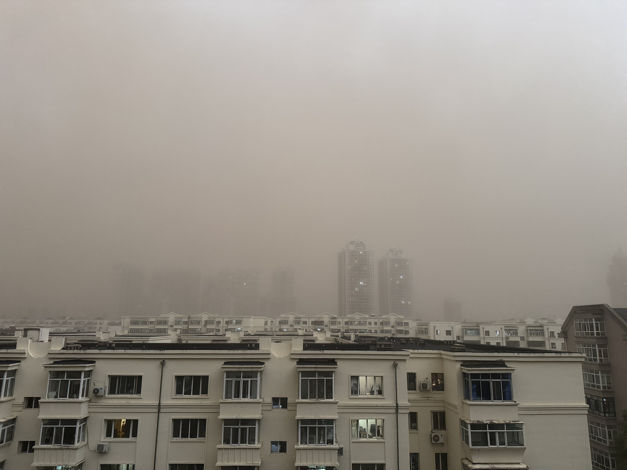 Strong winds whip up dust across urban areas of Harbin, Heilongjiang Province, northeast China, May 31, 2026. /VCG