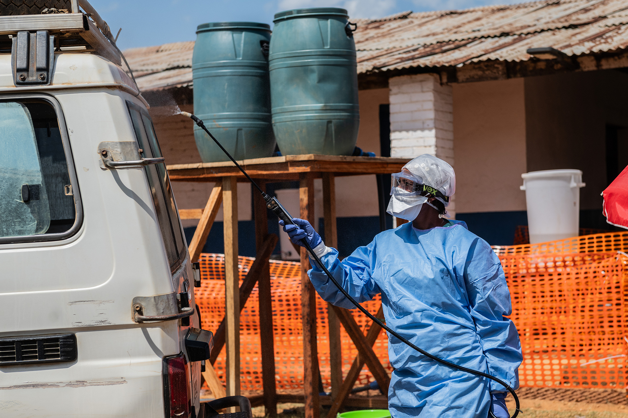 A health worker disinfects an ambulance at the Mongbwalu treatment center that transported a suspected Ebola patient in Mongbwalu, Ituri province, eastern Democratic Republic of the Congo (DRC), June 5, 2026. /VCG