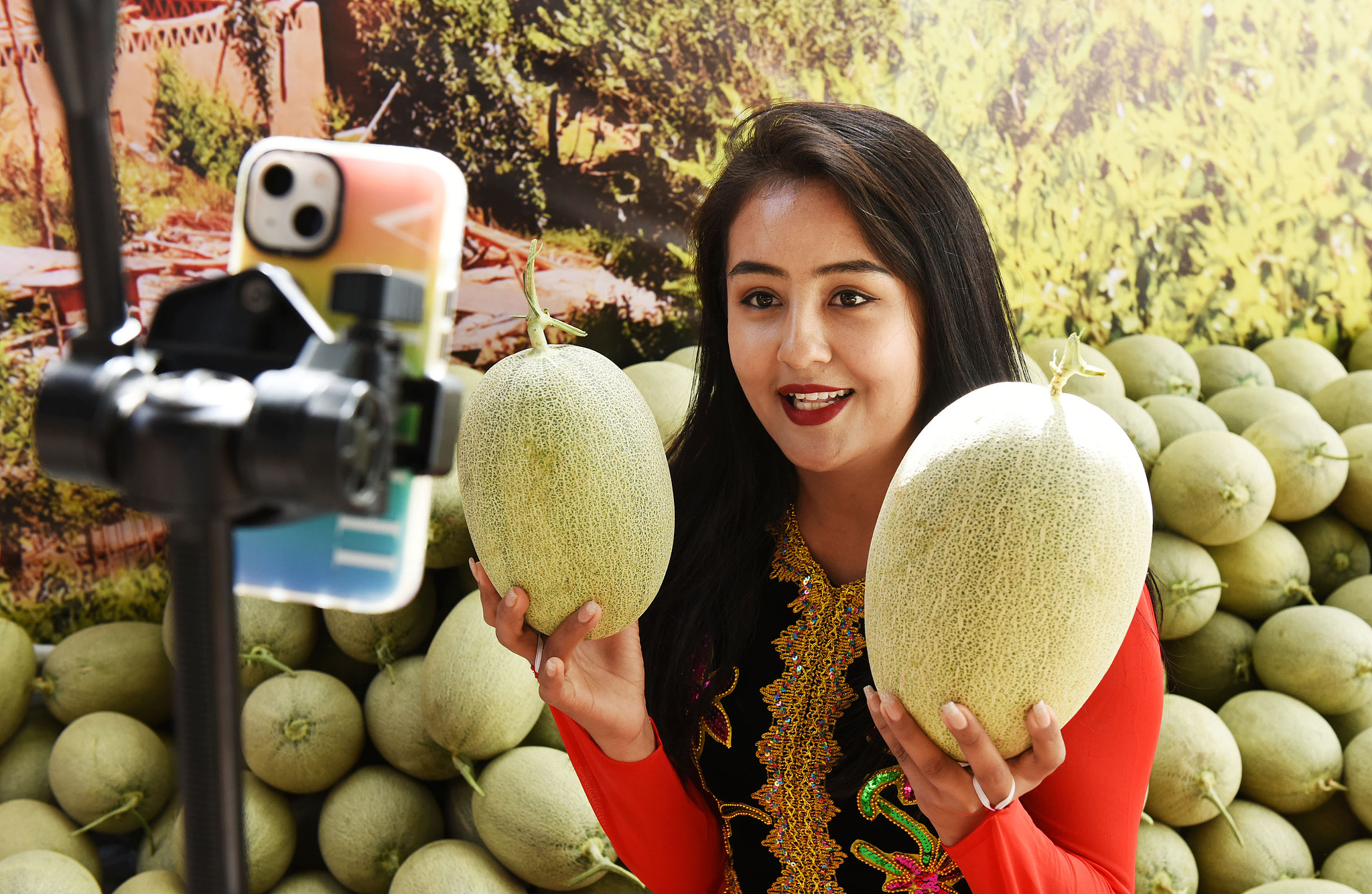 A livestreamer introduces and sells Hami melons via livestream in Turpan, northwest China's Xinjiang Uygur Autonomous Region. /VCG