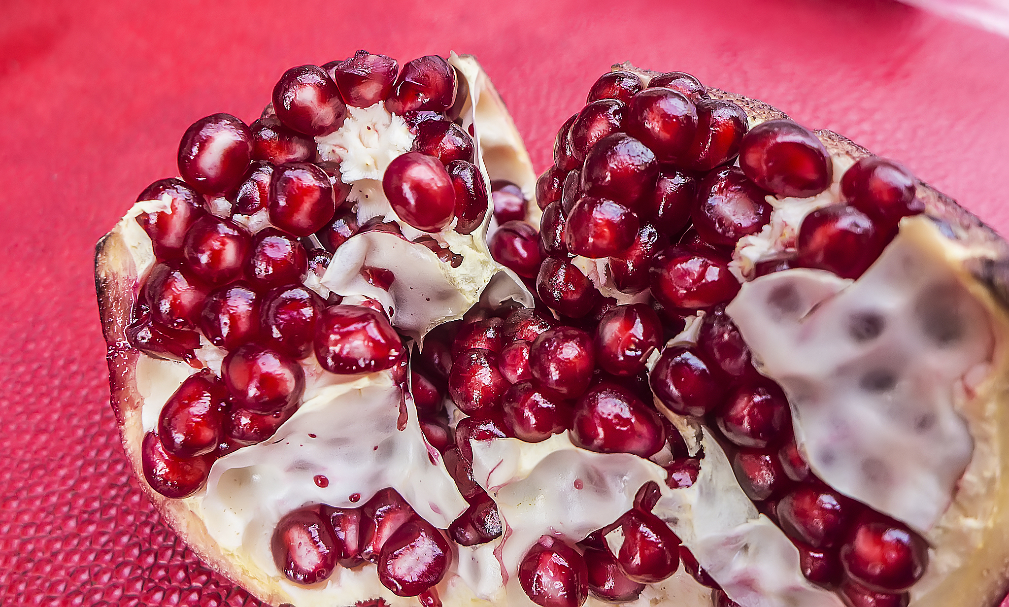 Xinjiang's pomegranates are famous across China for their large size, thin skin, ruby-red seeds, and juicy, sweet flavor. /VCG