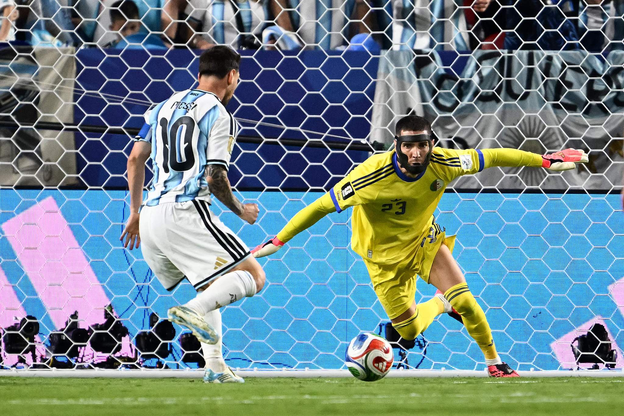 Argentina striker Lionel Messi (#10) shoots to score a goal in the Group J match against Algeria at the 2026 FIFA World Cup in Kansas City, Missouri, June 16, 2026. /VCG
